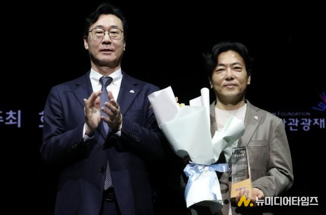 정명근 화성특례시장이 장민기 화성특례시 정무특보에 특별공로패를 수여하고 기념촬영을 하고 있다