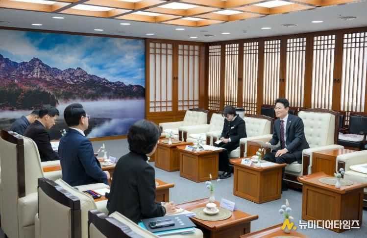 7일 전남도청에서 김영록 전라남도지사를 만나 순천 미래첨단 소재 국가산단 후보지에 정부 전략산업인 「RE100 반도체 국가산단」 유치를 공식 건의했다