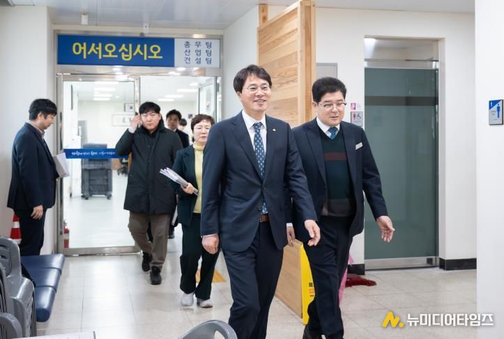 전상욱 부군수가 읍·면을 순방하며 직원들을 격려하고 현안사항을 보고 받고 있다.