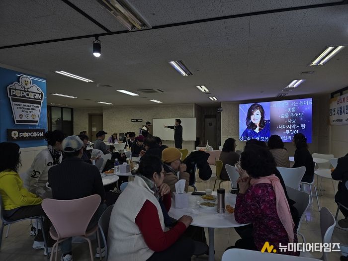 신곡 “아파요아파요”와 가수 장은숙을 소개하고 있는 윤영용 대표