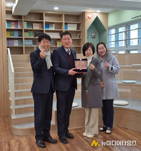 부산시의회 학생 안전 최우선 의정활동…박희용 의원, 초읍초 공로패