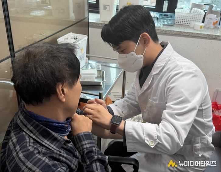 나주시 보건소가 65세 이상 어르신을 대상으로 페렴구균 무료 예방접종을 진행중이다.(사진 제공-나주시)