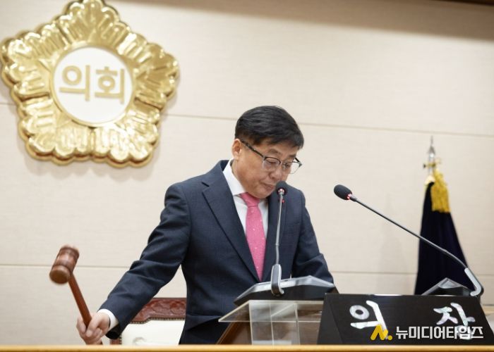 윤창철 의장이 제384회 임시회 제2차 본회의에서 ‘양주시 사례를 통한 학교 설립과 통학 교통 연계 강화에 따른 과밀학급 해소 촉구 건의안’을 채택하고 있다.