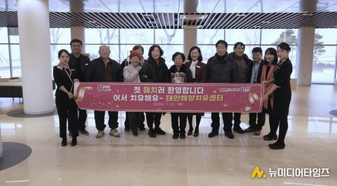 정식 운영 첫 방문객에게 꽃다발과 상용품 세트를 증정하는 모습