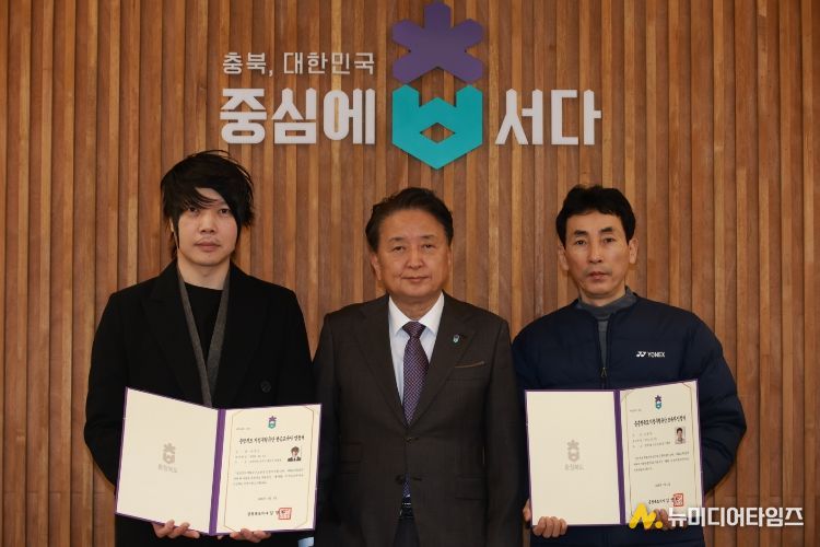 충북도 지정 무형유산 전승자 인정서 수여(왼쪽부터 양창언 씨, 감영환 지사, 유동열 씨)