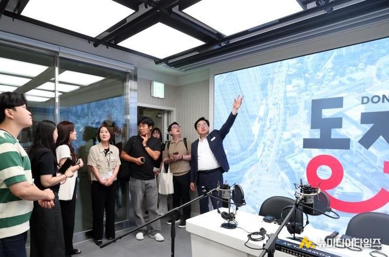 지난해 9월, 박일하 동작구청장이 동작구청에서 열린 서울시 출입기자단 프레스 투어에서 기자들에게 오픈스튜디오를 설명하고 있다