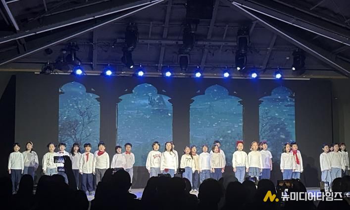 캠프에 참여한 학생들이 뮤지컬 공연을 선보이고 있다.