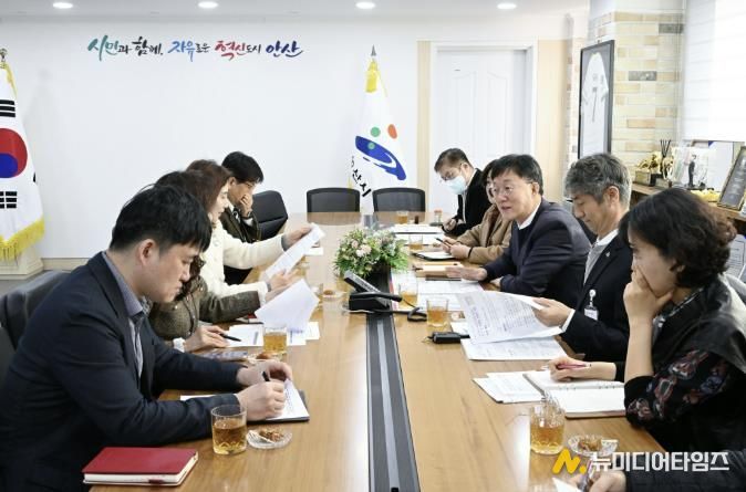 이민근 안산시장(오른쪽 세번째)이 14일 안산시청에서 '안산형 워킹스쿨버스' 도입 방안을 논의하기 위해 안산교육지원청 관계자들과 간담회를 진행하고 있다.