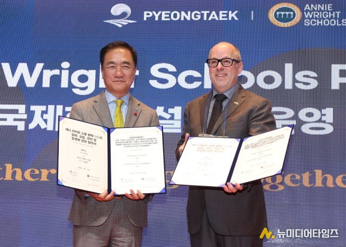 왼쪽 정장선 평택시장, 오른쪽 데이빗 오버튼 애니라이트 스쿨 이사장