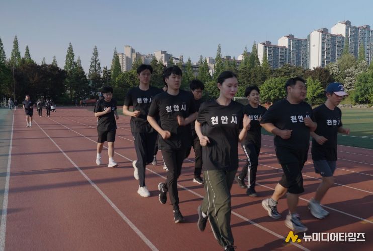 1. 천안시장애인체육회가 육상교실을 진행하고 있다.