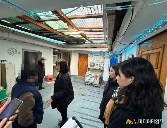 1. 천안시 동남구가 동남경찰서와 함께 천안역 일대에서 합동점검을 진행하고 있다.