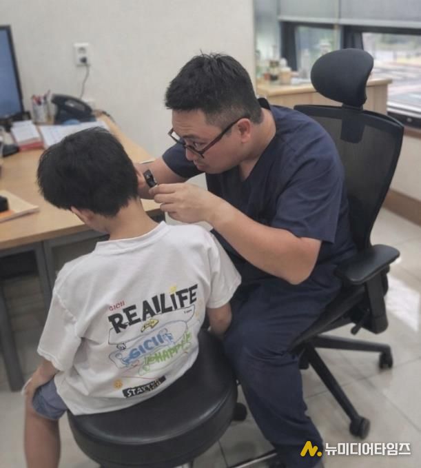 서울365의원에서 환자를 진료하고 있는 모습