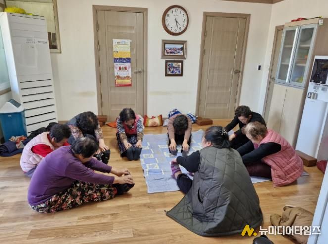 마을회관에서 어르신들이 ‘활력뿜뿜 건강100세 체조교실’수업에서 운동을 하고 있다.