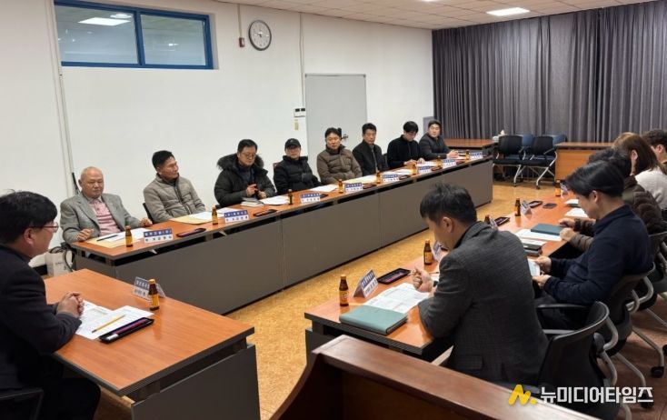 1. 천안시가 급수공사 시공대행업체를 대상으로 직무교육을 진행하고 있다.