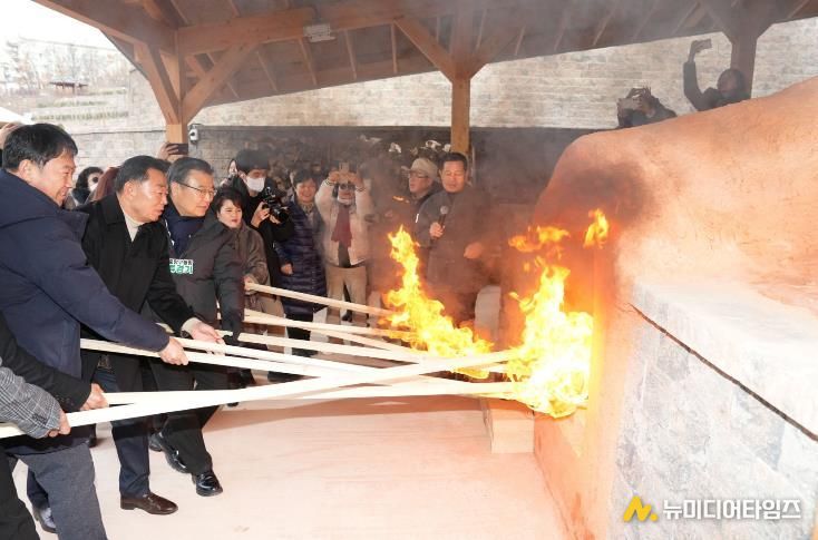 옹기문화마당 준공식 참석자들이 전통가마에 불을 붙이는 모습
