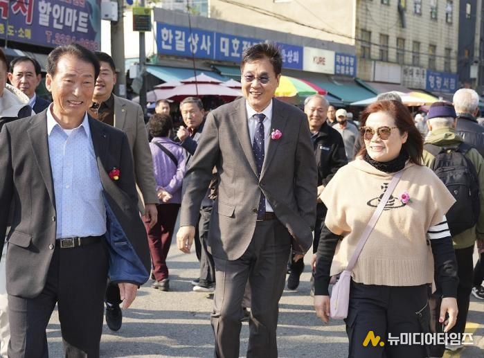 사업 대상지인 숭인2동 일대를 걷는 정문헌 구청장