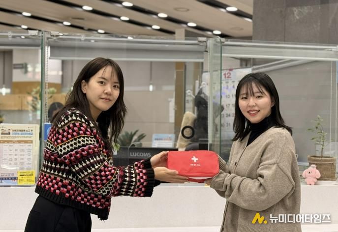 관악구 전입 청년에게 웰컴키트를 건네고 있는 모습