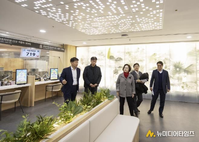 1월 19일, 박희영 용산구청이 새단장을 마친 용산구 종합행정타운 2층 민원실을 둘러보고 있다