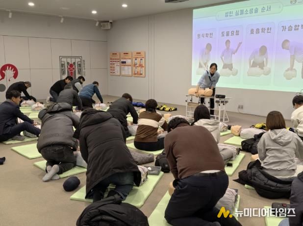 마네킹을 이용한 심폐소생술 실습 교육 진행 중