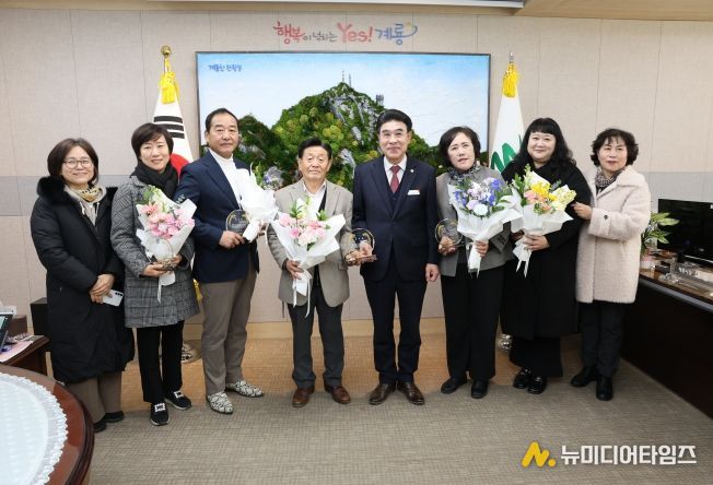 충남 계룡시는 22일 지역사회보장협의체 민간위원장에게 감사패를 전달했다.