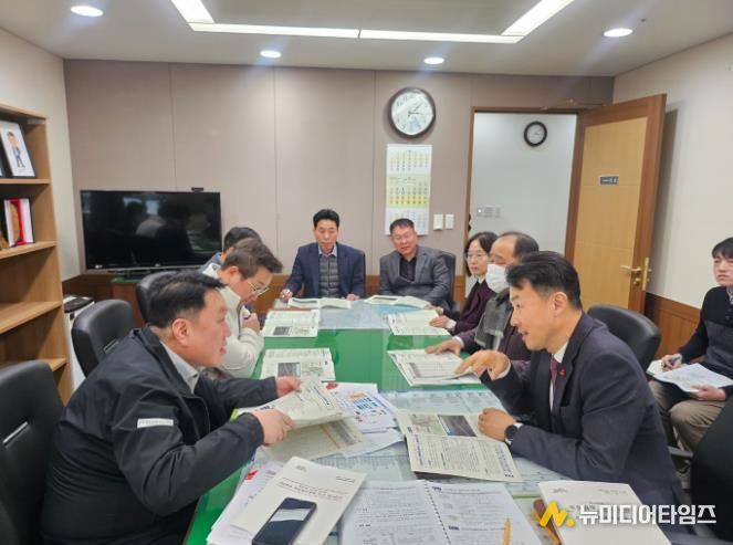 22일 충남도청을 방문한 이종택 천안시 전략산업국장이 안호 충남도 산업경제실장, 성만제 충남도 보건복지국장과 함께 천안시 주요 현안 해결을 위한 협업 방안을 논의하고 있다.