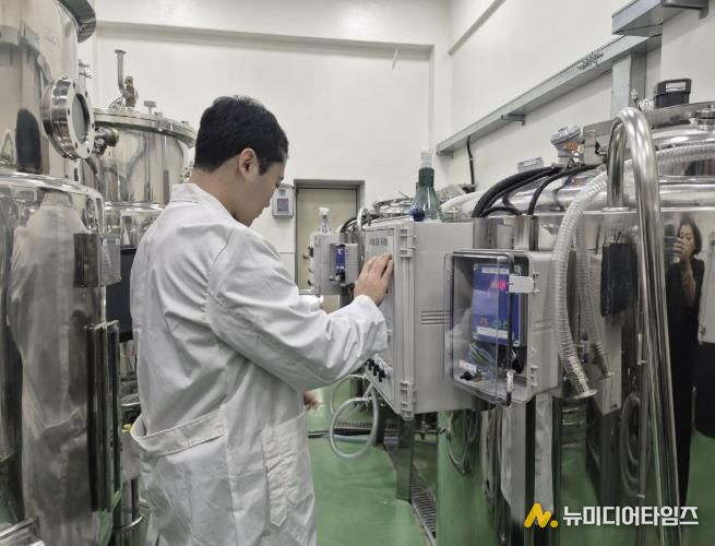 친환경축산관리실에서 축산농가에 공급될 생균제를 배양하고 있다.