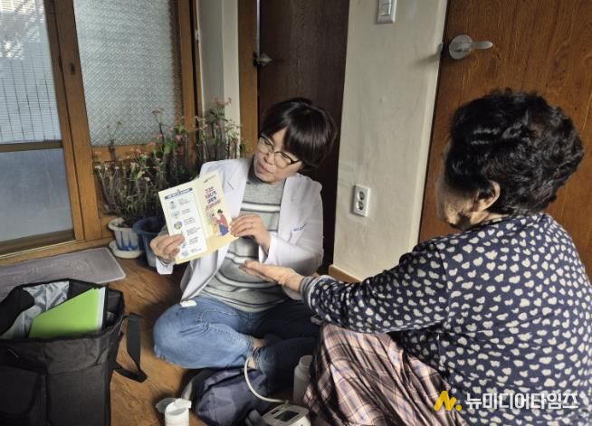 한파 대비 취약 어르신 가정방문 건강관리 모습