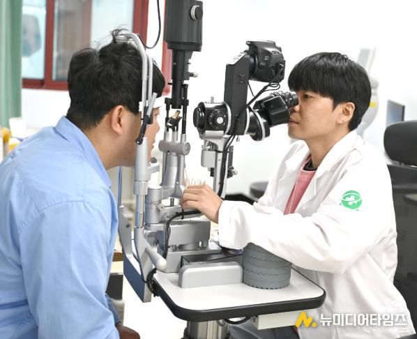 청양군 보건의료원에서 안과 진료를 받는 모습