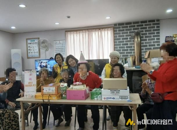 영인면 행복키움추진단 ‘찾아가는 생신잔치’ 기념 촬영 모습