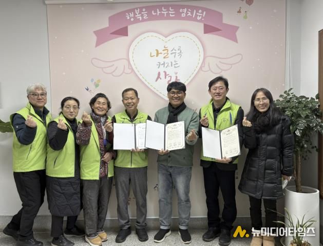 염치읍 행복키움추진단–아산시사회적기업협의회 후원 재협약식 모습