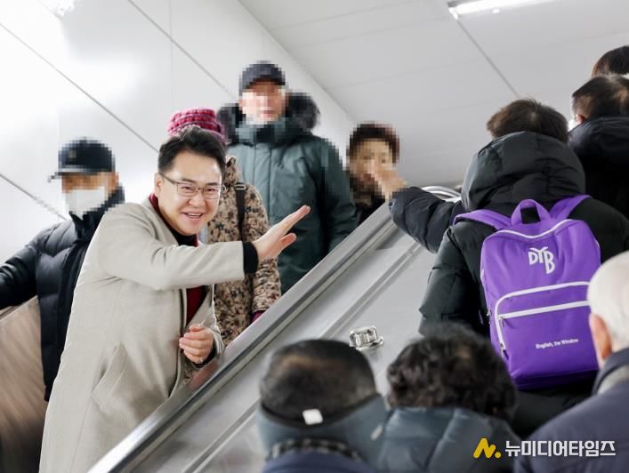 오언석 도봉구청장이 창동역 2번출구 에스컬레이터를 내려오며 구민들과 인사를 나누고 있다