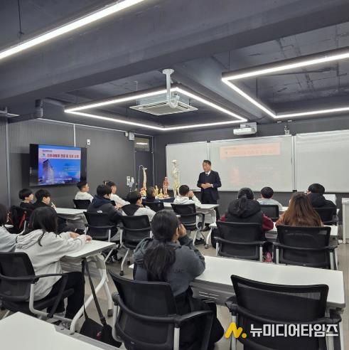 순천시 청소년들이 순천제일대학교 의료재활과에서 의료재활 진로 체험을 하고 있다