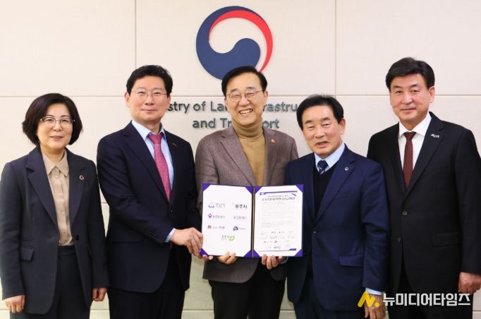 이상일 용인특례시장이 26일 정부세종청사에서 김윤덕 국토교통부 장관에게 '중부권광역급행철도(JTX)'의 신속한 추진을 촉구하는 공동건의문을 전달했다. (사진은 왼쪽부터 김보라 안성시장, 이상일 용인특례시장, 김윤덕 국토교통부장관, 송기섭 진천군수, 방세환 광주시장)