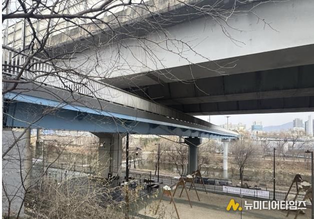 보수공사 완료한 사근용답간 인도교 전경