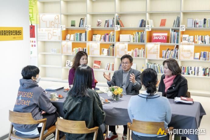 마포출판문화진흥센터 입주기업 대표들에게 격려의 말을 전하고 있는 박강수 마포구청장