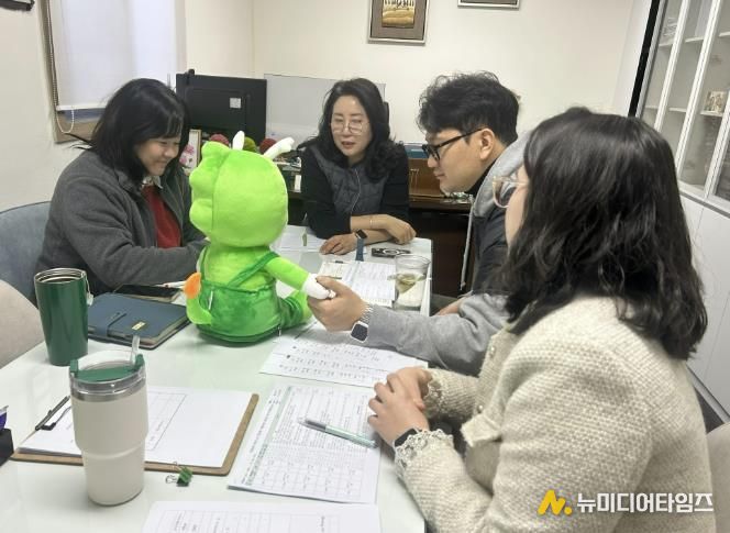 충남 계룡시 노인복지관 직원들이 AI 돌봄인형을 활용한 비대면 말동무 서비스 지원사업 회의를 진행하고 있다