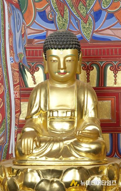 범어사 청련암 석조여래좌상