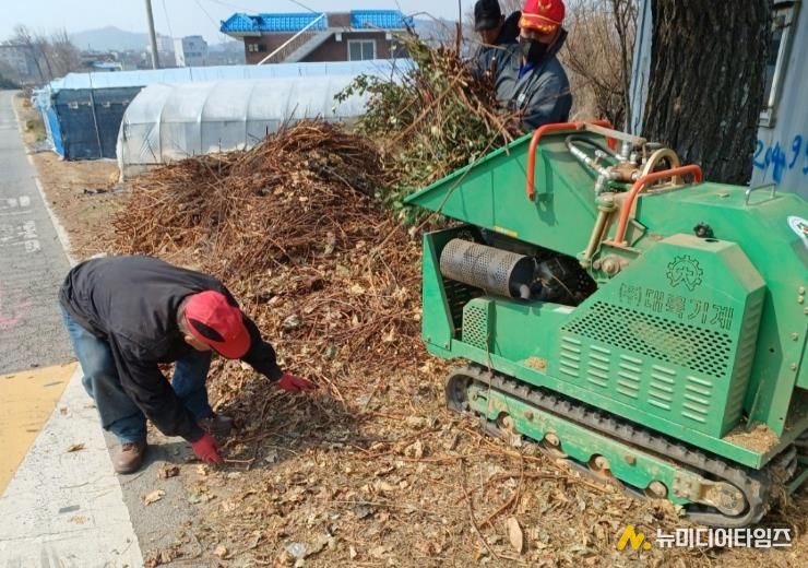 화성특례시 관계자가 영농부산물 파쇄작업을 하고 있다