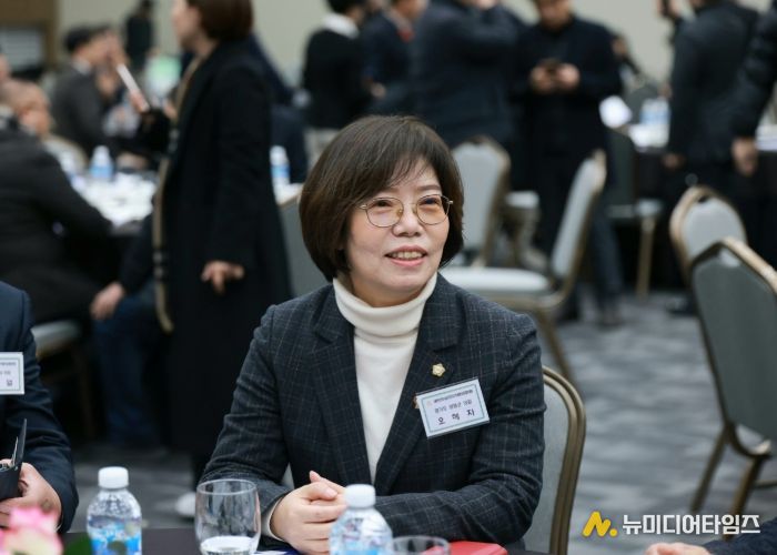 양평군의회 오혜자 의장이 총회 참석하여 회의를 참관하고 있다.