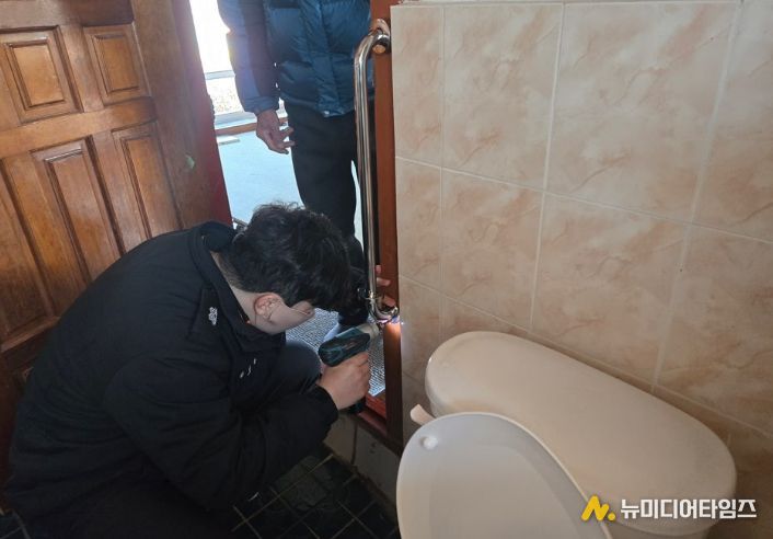 28.(수) 119생활안전순찰대가 독거노인가구 화장실에 안전손잡이를 설치하고 있다.