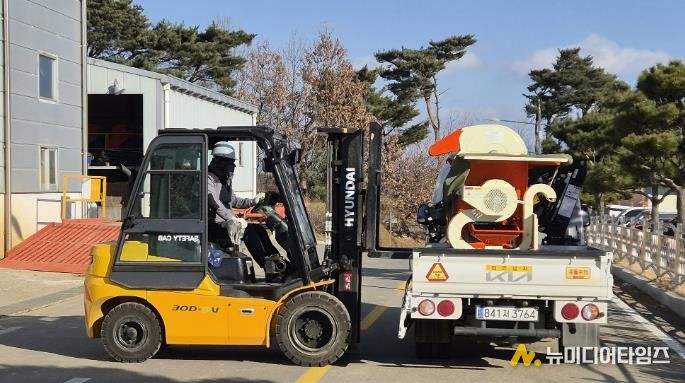 농업기계임대사업소 본소(인지면)에서 농업기계가 임대되는 모습