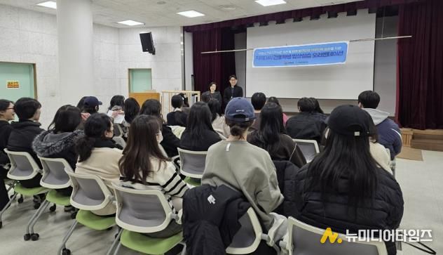구리시보건소에서 간호학과 학생들을 대상으로 실습 오리엔테이션을 진행하고 있다.