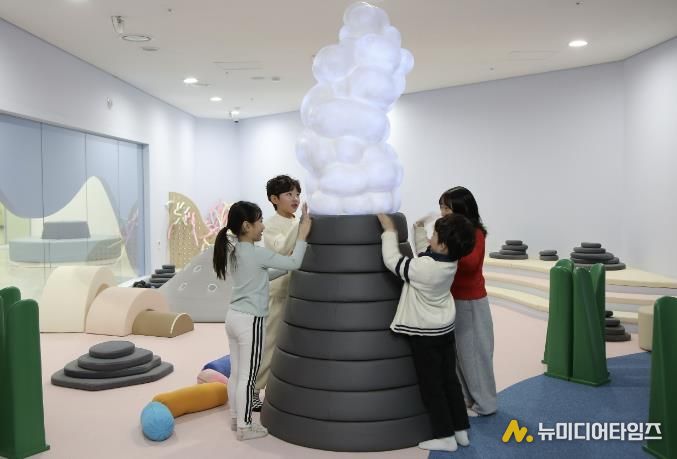 화성시어린이문화센터를 방문한 어린이들이 신규 상설전시 '바다체험'을 관람하고 있다