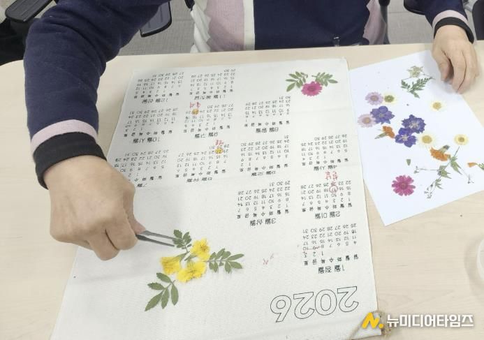 프로그램 참여 어르신이 원예 활동을 하고 있다.