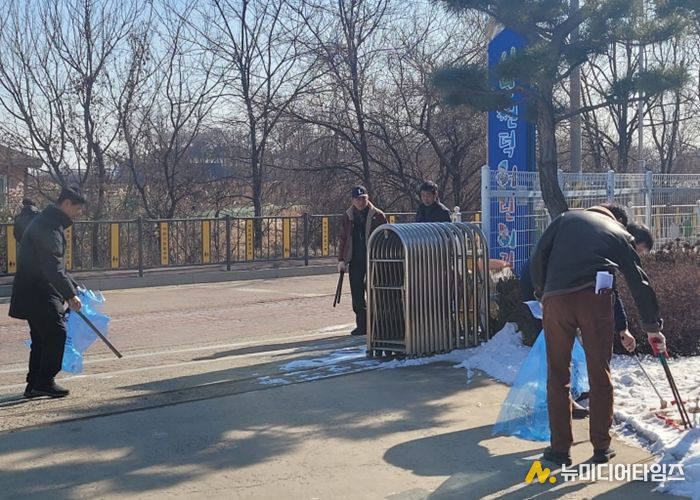 현덕면, ‘우리동네 새단장’을 위한 현덕면 자율방재단과 함께 2026년 설맞이 대청소 실시