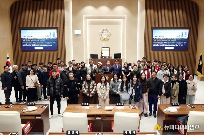 원특례시의회 본회의장에서 베트남 고등학생 의회 견학 단체 기념촬영