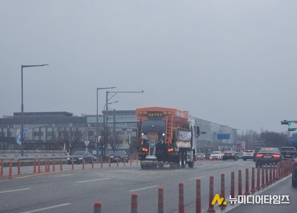 지난 1월 11일 제설차량으로 도로에 제설제를 살포하는 모습.