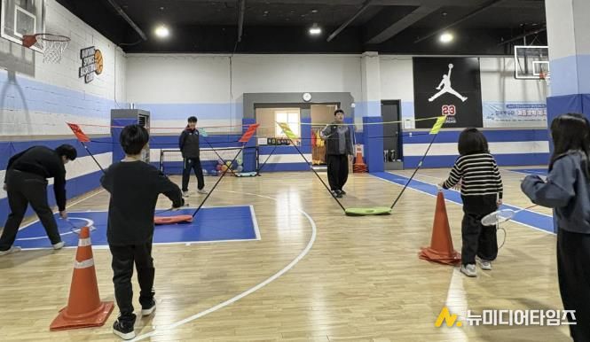 안산시드림스타트에서 3일 겨울방학 체육교실-배드민턴 수업을 진행하고 있다.
