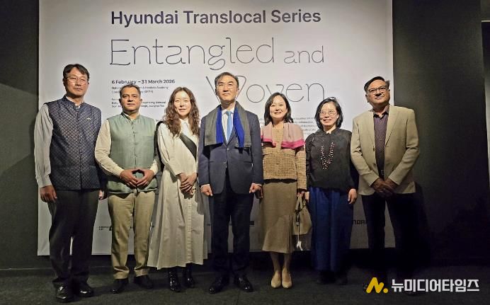 좌부터 황일용 주인도 한국문화원장, 마노즈 라나 인도국립공예박물관장, 이지영 큐레이터, 이성호 주인도 한국대사 내외, 강재영 감독