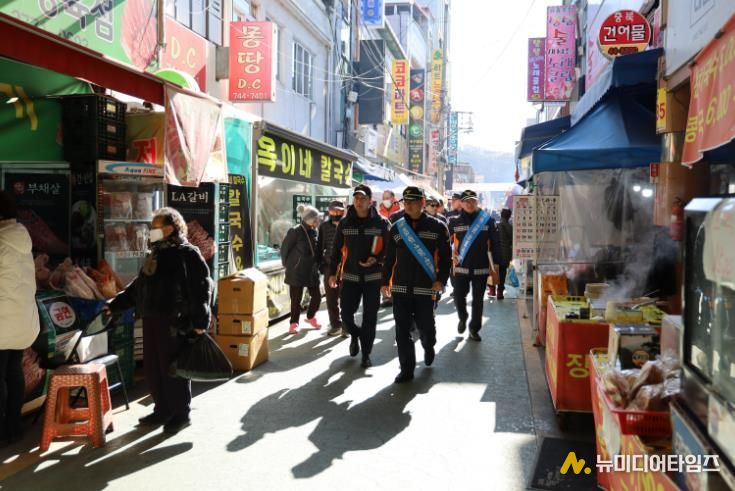 영동소방서 직원들이 지도 및 캠페인을 실시하는 모습